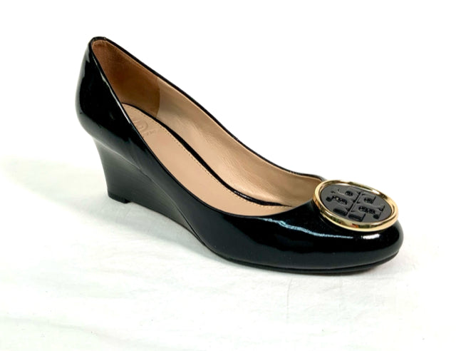 TORY BURCH Black Patent Leather Logo Medallion Wedge Pumps 5.5