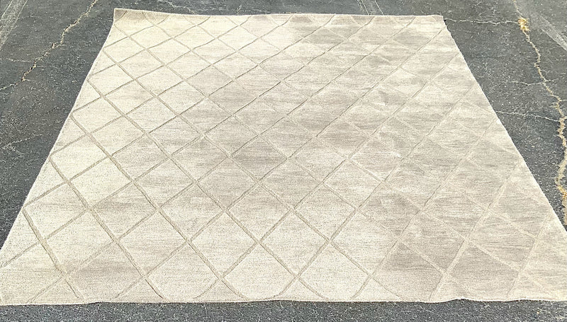 Gray 8'x10' Area Rug with Diamond Pattern