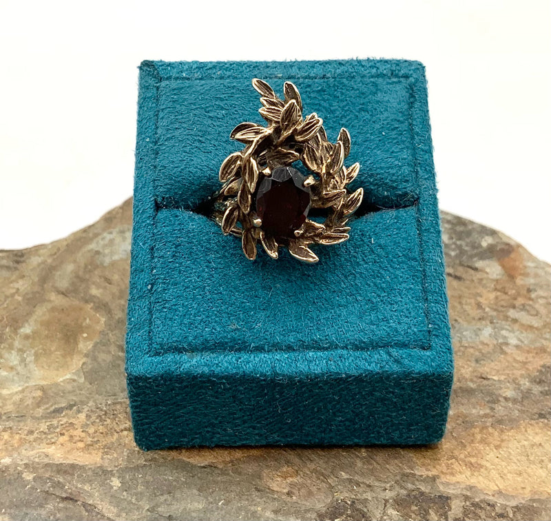 10kt Gold & Garnet Leafy Vines Motif Ring
