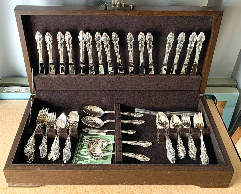 Oneida Baroque Rose Service for 16 Silverplate Flatware with Chest