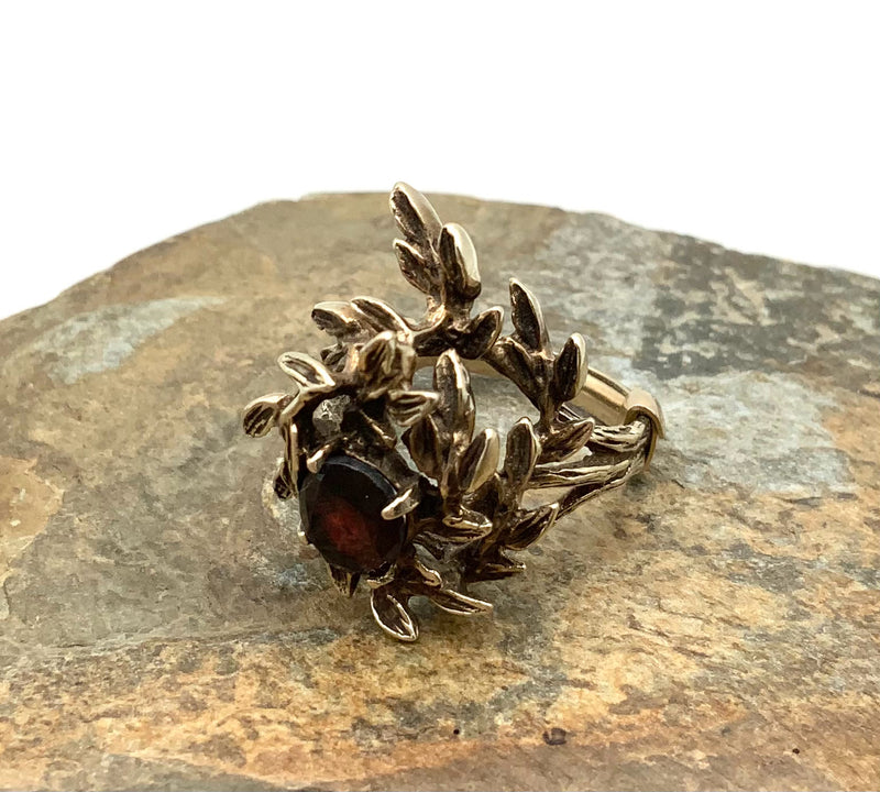 10kt Gold & Garnet Leafy Vines Motif Ring